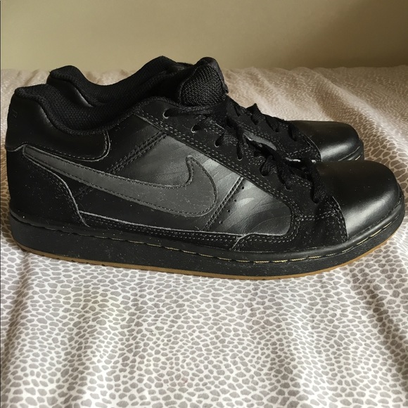 👣👣BLACK NIKES👣👣 ⭐️⭐️FINAL PRICE⭐️⭐️ - Picture 3 of 7